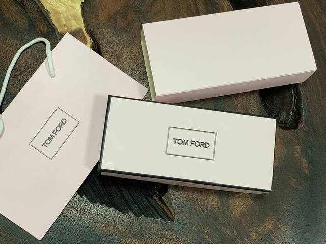 专柜品质Tf香水小样7.5Ml四件套粉盒Tomford香水几乎没有小伙伴不知道吧？香水真的是许多女生的心头好，Channel,Gucci,Doir等等大牌都有自