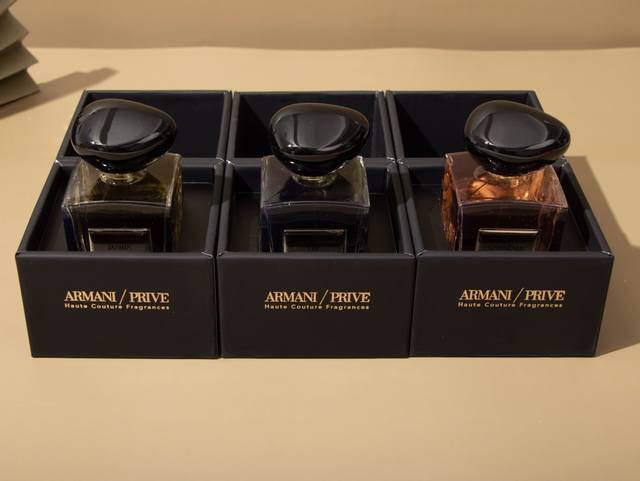 专柜品质阿玛尼夏日香水｜仙女就应该喷这瓶1.阿玛尼茉莉Armani Prive ｜Jasmin Kusamono是他很喜欢的日系花香调香水这个香味有京都清晨的味