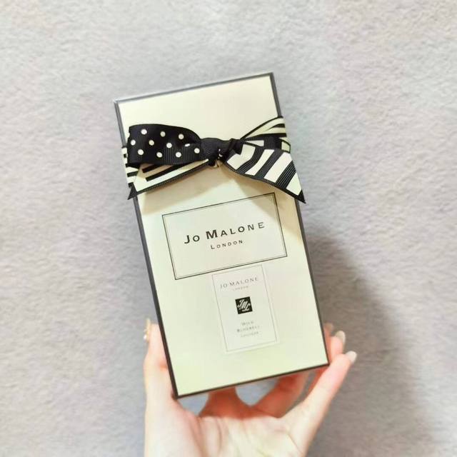 专柜品质祖马龙圣诞香水 Ml限量蓝风铃专柜品质祖马龙 圣诞限量版蓝风铃香水 Ml-祖马龙蓝风铃 Ml！好多宝宝最爱的味道，自认为真的胜过香香，也是祖马龙最出名的