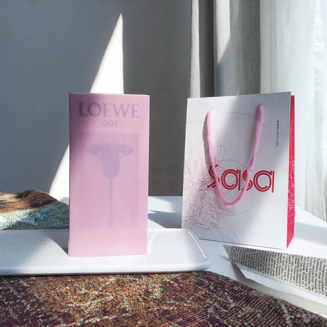 专柜品质限定款Loewe罗意威 001清晨事后系列女淡香，这次拿到的是粉色限量版颜值香味都非常在线，又称为 事后香水 光听名字就让人浮想联翩 发售的时候罗意威专