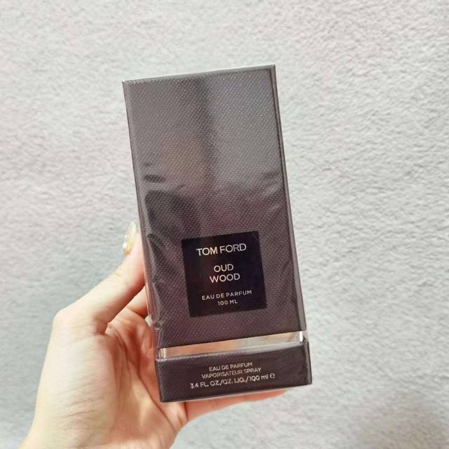 专柜品质Tf乌木沉香极致版100Ml专柜品质Tom Ford Oud Wood沉香木 乌木沉香极致版Ed Ml东方香型木质调中性香水选用沉香木，巴西花梨木，豆蔻