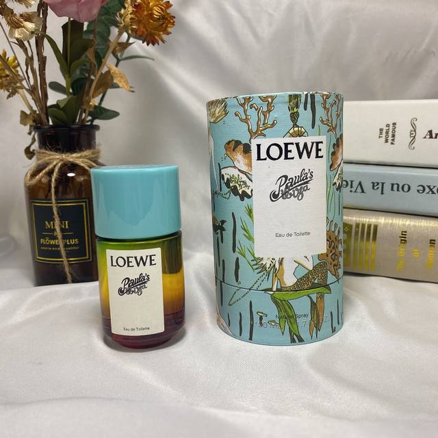 专柜品质Loewe罗意威新香水 滨海假日超美彩虹色中性香，男女皆可穿，是一支令人惊喜的新香水。前调：白松香精油、柑橘精油、椰子水中调：湿木、百合花、缅栀花后调：
