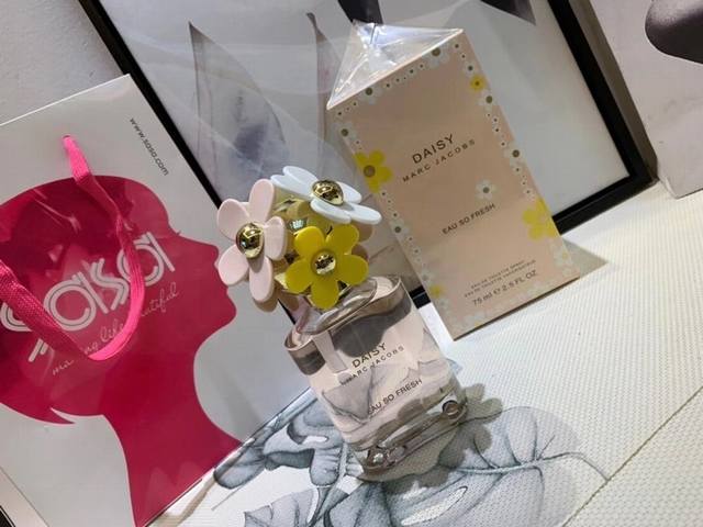 专柜品质闻香识女人Marc Jacobs Daisy马克雅可布小雏菊女士淡香水75Ml[太开心]]Marc Jacobs的香水就如其衣服，高贵、简练、又充满小女