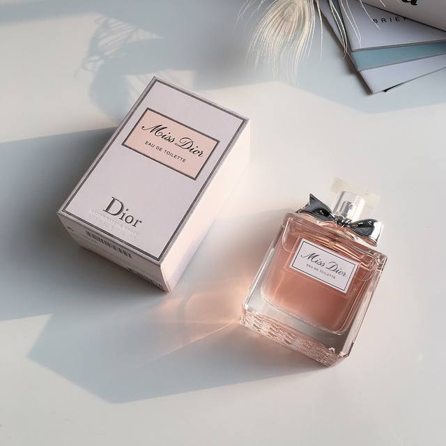 专柜品质品牌名称：Dior迪奥商品名称：甜魅芳香甜心小姐女士淡香水容量： Ml 产地：法国 香调 ：花果香调 前调 ：铃兰 小苍兰 茉莉 橙花 中调 ：香草 果