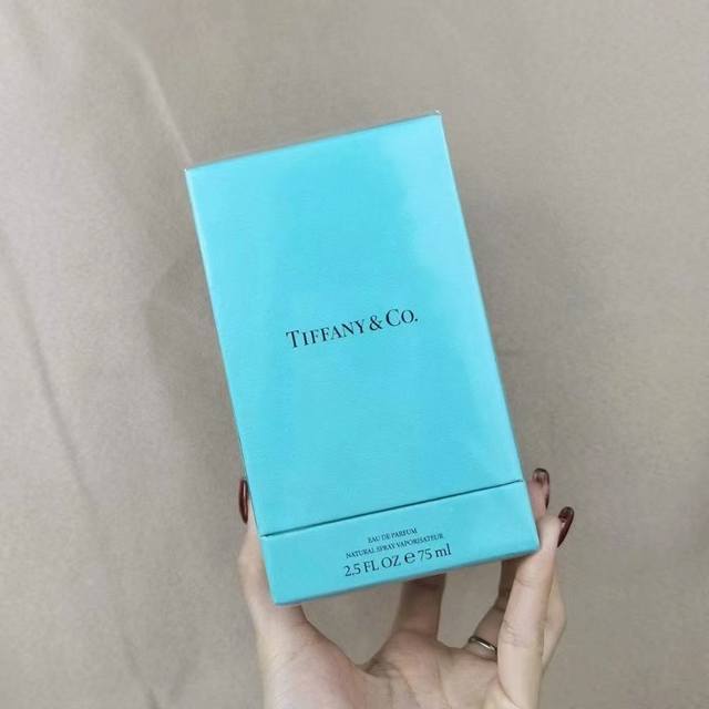 专柜品质蒂芙尼钻石瓶女士香水75Ml专柜品质Tiffany蒂芬妮香水Coty合作新款。香调：花香调，前调：柑桔，中调：鸢尾花，尾调：广藿香和麝香蒂芙尼现在打开的