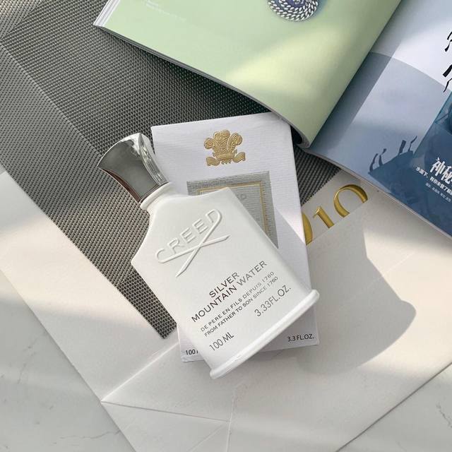 专柜品质Creed银色山泉 Ml这款香水会给人一种沉稳又暧昧的味道。仿佛是冬天大风中优雅的男士，风再大也吹不走他的优雅 每个人应该都会喜欢的味道，清爽淡雅，尾调