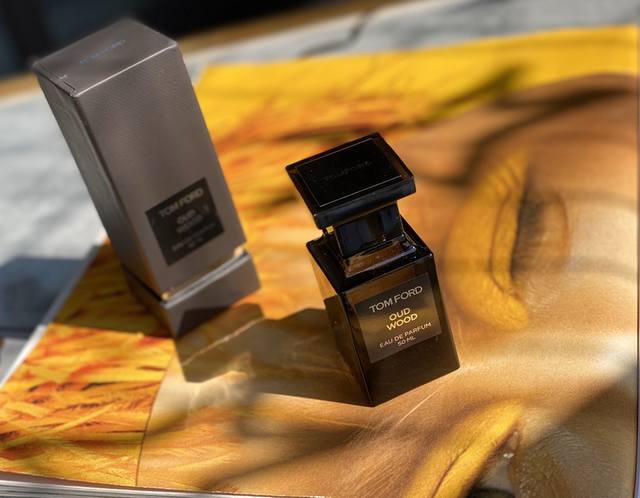 专柜品质Tom Ford Oud Wood 乌木沉香50Ml香调：辛香木质调前调：香草，零陵香豆，香根草中调：肉豆蔻，琥珀，甜椒后调：沉木香，巴西红木，檀香Tf