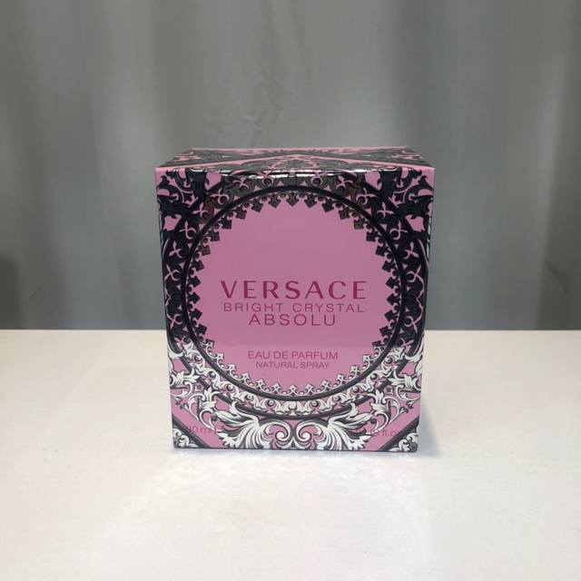 专柜品质范思哲Versace红钻90Ml范思哲红水晶是被它的颜值所吸引[自拍R] ，女生就喜欢不灵不灵的水晶感的东西相传粉红水晶是爱与美之女神的化身。[自拍R]