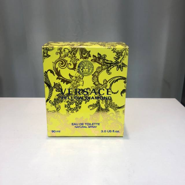 专柜品质Versace 范思哲幻影金钻晶钻女士淡香90Ml瓶身设计一如范思哲Versace水晶香水系列的模式，就像这款香水的名字一样，有着像是黄钻般透明闪耀的瓶