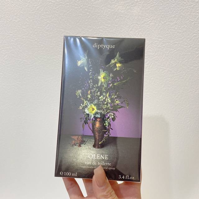 专柜品质 蒂普提克新款花束系列香水 Olene 清晨百合 仙气飘飘的白花，名为清晨百合，实则是茉莉水仙；带着早晨的清冷绿意，总体颇为干净淡雅；白净秀气的小仙女，