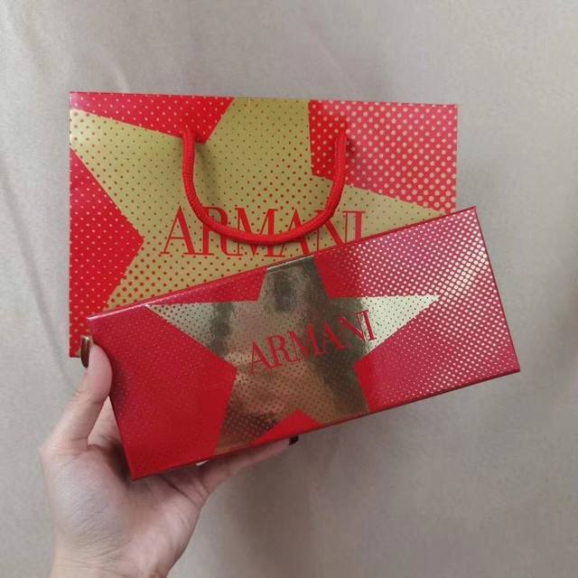 专柜品质阿玛尼挚爱香水小样4件套4*7Ml专柜品质Q版阿玛尼挚爱4件套小样7Ml，迷你版，喷头，滴抹式，4款分别有:黄色挚爱，粉盖挚爱淡香，粉瓶挚爱浓香，红色挚