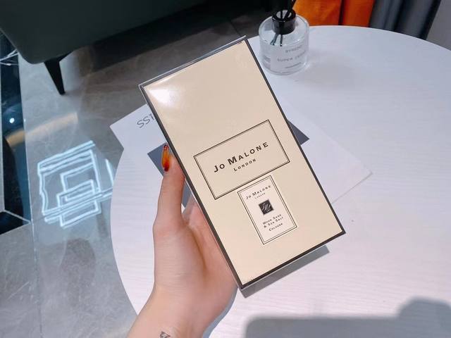 专柜品质祖马龙Jo Malone鼠尾草与海盐香水 Ml前调：秋葵籽.889501中调：海盐.后调：鼠尾草鼠尾草海盐会很容易让人产生亲切感，甜蜜而温柔的，能闻到海