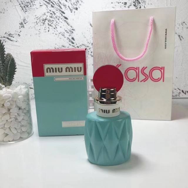 专柜品质Miu Miu 缪缪 Miumiu Edp女士香水复古褶皱红盖 Ml 香调：花香调前调：铃兰中调：茉莉、玫瑰、绿叶后调：Akigalawood