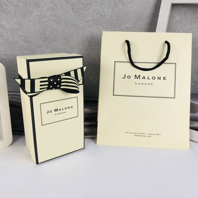 专柜品质Jo Malone圣诞款蓝风铃太美了吧世界上最轻柔的花香 蓝风铃祖玛珑圣诞出的这款蓝风铃限量包装陈列在橱柜里的时候 一看到 太醒目了好嘛～瓶身一改往日风