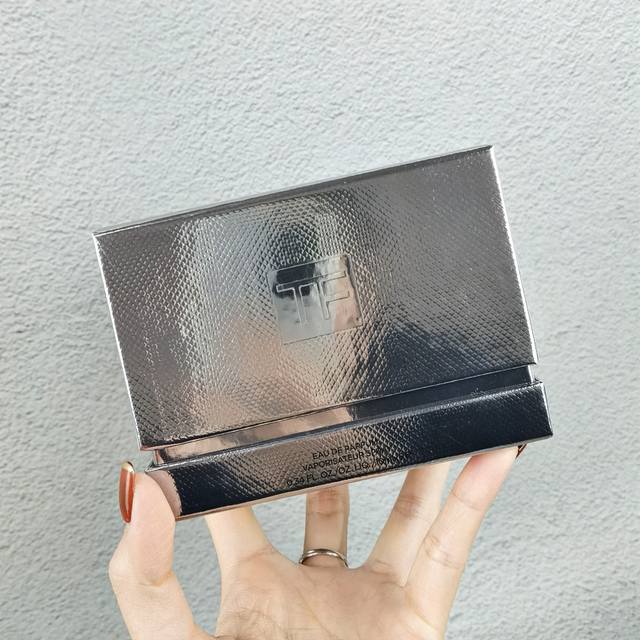专柜品质Tf香水5件套银色礼盒装专柜品质Q版小样10Ml，套装包含：橙花油，带刺玫瑰，沉香乌木，阳光琥珀，白麝香