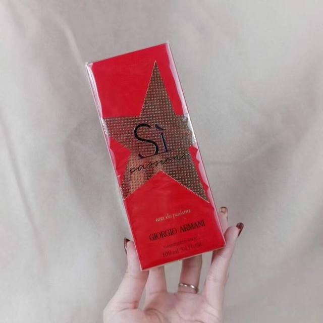 专柜品质阿玛尼挚爱星运限定版香水 Ml专柜品质繁花似锦，不如你！这个好闻阿玛尼香水挚爱红瓶。 Si Passione女士香水 优雅，性感和大胆的香气给一个自信的