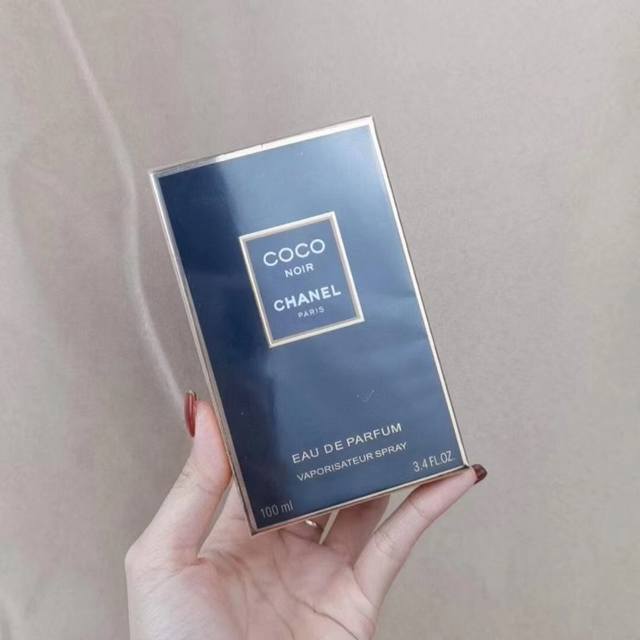 专柜品质香奈儿黑色Coco香水 Mlcoco的Edp黑色女士香水 Ml是一款特别能表现个人欲望、端庄感、神秘感以及耀眼魅力的香奶奶代表香水。如同威尼斯的皇宫，黑