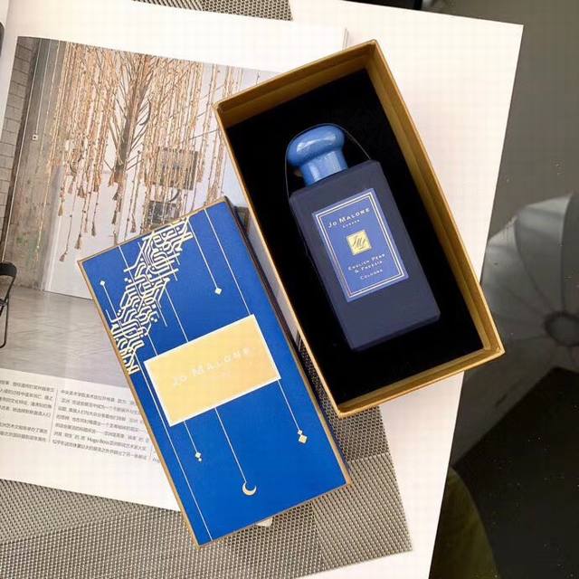 专柜品质祖马龙圣诞限量款香水午夜蓝色限定款英国梨与小苍兰 Ml 磨砂蓝瓶，太太太好看了，很上档次English Pear&Freesia 英国梨与小苍兰香调：果