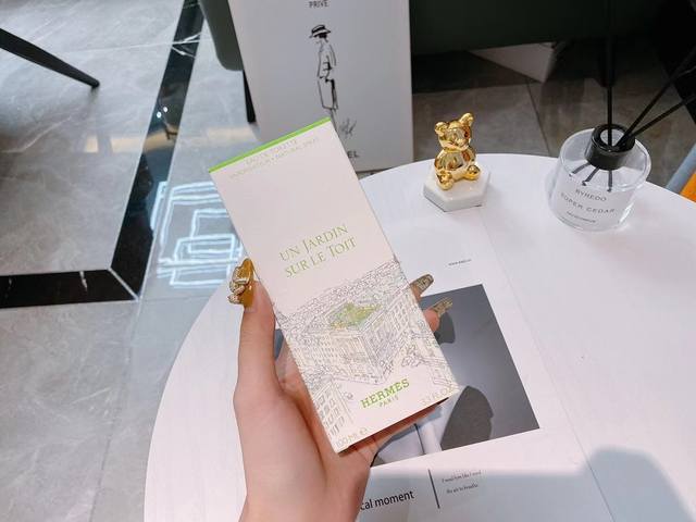 专柜品质爱马仕Hermes屋顶花园 Ml中性香水淡香Edt。香调：清新花果香调前调：甜青柠、姜、绿色气息中调：芫荽、胡椒、水之气息、豆蔻种子、姜花后调：香根草5