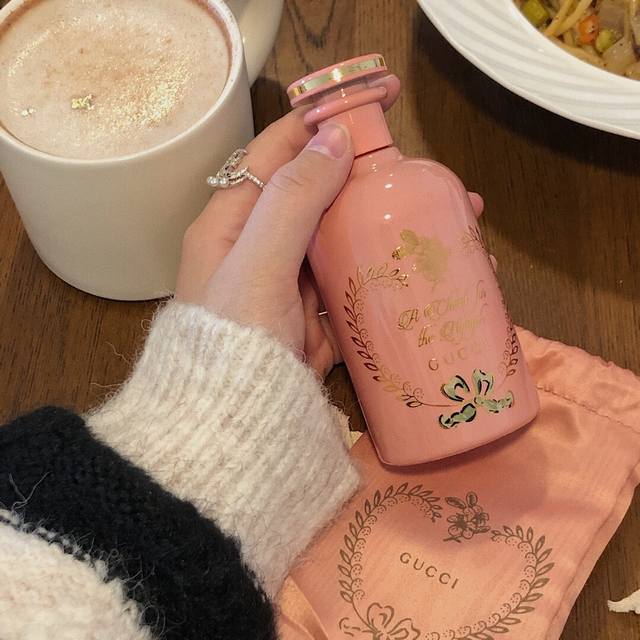 专柜品质[炼金术仙女颂]就像是误入人间的精灵真的好仙好仙啊这瓶香水 是姐妹都一定给我买它 强烈推荐我个人真的非常喜欢这个仙女颂感觉就像是误入人间的精灵跌进花海有