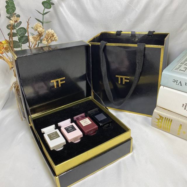 专柜品质汤姆福特高档礼盒香水四件套，配专柜礼袋，Q版香水，4款超级迷你热门款香味7.5Ml×4个，滴抹式，喷头，味道分别为:阳光琥珀，荆刺玫瑰，失落樱桃，乌木沉