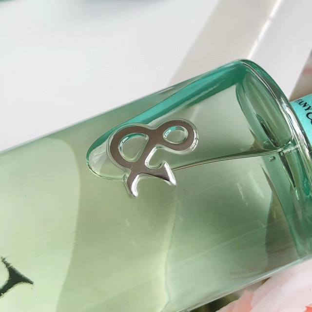 专柜品质这两款Tiffany&Love 香水别分由两对调香师精心合作作制，表达爱的情魔力。精致的T字皮革设纹计，女是香经典的Tiffany蓝而男香是则充满绅感士