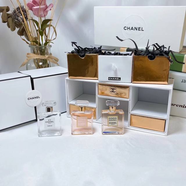 专柜品质香奈儿香水3件套白色礼盒版，木盒包装，7.5Ml 个，喷头，Q版味道分别为：五号之水，摩登可可，馥郁可可，一物多用盒子还可以放口红饰品收纳盒