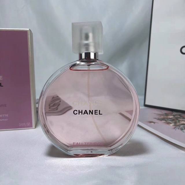 专柜品质Chanel香奈儿Eau Tendre粉色柔情粉色邂逅女士淡香水，配专柜手提袋，香调：花果香前调：葡萄柚，温柏中调：茉莉，风信子后调：琥珀，鸢尾，雪松，