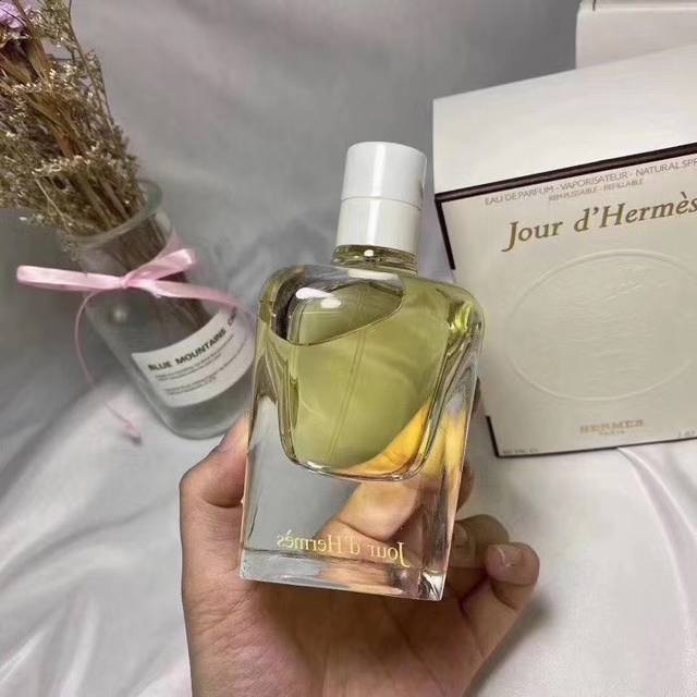 专柜品质一日之光香水85Ml 香调：花香调 前调：葡萄柚 柠檬 水 中调：栀子花 香豌豆 绿叶 白色花系 后调：麝香 木质香 属性：女香 标签：白色花 柑橘 绿