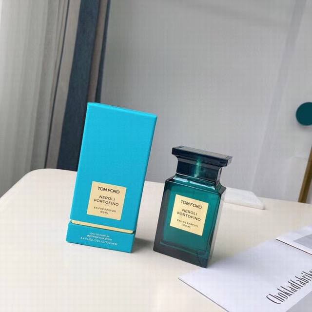 专柜品质Neroli Portofino Ml橙花香水身瓶就炒鸡讨喜，很透通感的瓶身搭配蓝色绿的配色。感觉在像海边吹过一阵海似风的凉爽～前调：橘子 柠檬 佛手柑