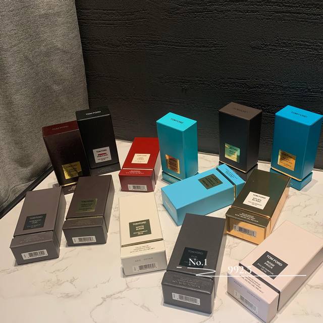 专柜品质品名：Tom Ford 汤姆 福特 烟叶香草 韵度烟草 属性：中性香香调：辛辣东方调前调：烟草 辛香料中调：零陵香豆 烟草花 香草 可可果后调：干果 木