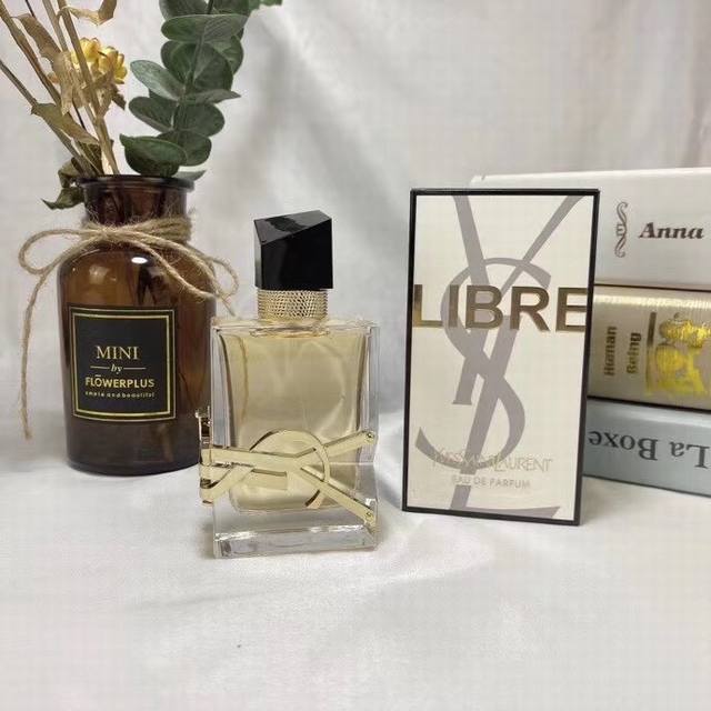 专柜品质Ysl 圣罗兰 秋季新款女士香水自由之水Libre Edp浓香刻字50Ml产品描述：本意是想体现坚强大胆和自由，前调没有那么刺激的强烈花香，不过中调开始