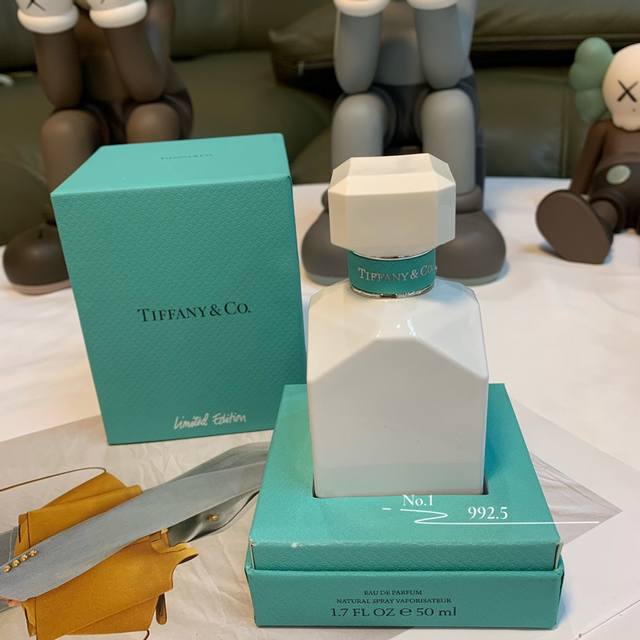 专柜品质品名：Tiffany &Co 蒂芙尼 限量雪球香水50Ml属性：女香香调：花香调前调：橘子 香柠檬 柠檬中调：黑加仑 鸢尾花 桃子 玫瑰后调：广藿香 麝