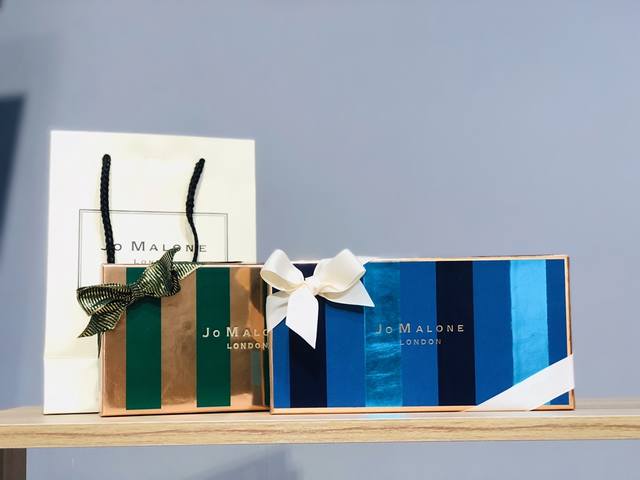 专柜品质下单标注颜色 Jomalone 祖马龙限量版女士香水 五件套！非常推荐入手的组合装，经常用香水的都知道小支装最好用，便于携带而且小容量用完了随时换~而且