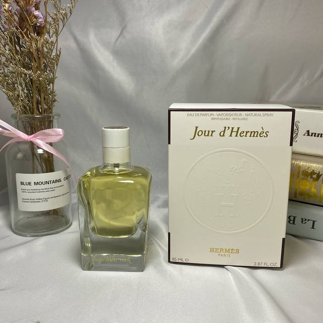 专柜品质爱马仕之光香水85Ml 一日之光 香调：花香调 前调：葡萄柚 柠檬 水 中调：栀子花 香豌豆 绿叶 白色花系 后调：麝香 木质香 属性：女香 标签：白色