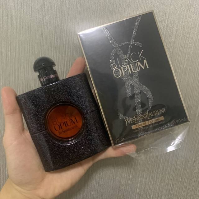 专柜品质Ysl圣罗兰黑鸦片香水90Ml限量版的瓶身实在好美腻传说中闻了就会上瘾中毒的味道 ！甜若爱情苦若生命黑若死亡与众不同的是咖啡元素的注入，这款超级推荐！闻