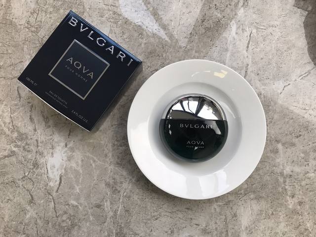 专柜品质Bvlgari 宝格丽 碧蓝 水能量男士香水 香调： 海洋清新调 前味： 苦橙花 、 葡萄柚 中味： 波喜荡草 、 迷迭香 、 琥珀香 后味： 白雪松木