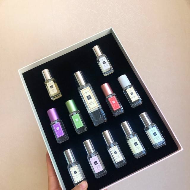 专柜品质3支限定马卡龙，包装比较特殊，为9Ml，是限量彩色祖马龙香水中小样十二件套花园版！130Ml蓝风铃，29Ml桂花，3梅花，4合欢花，5星木兰，6黑莓，7