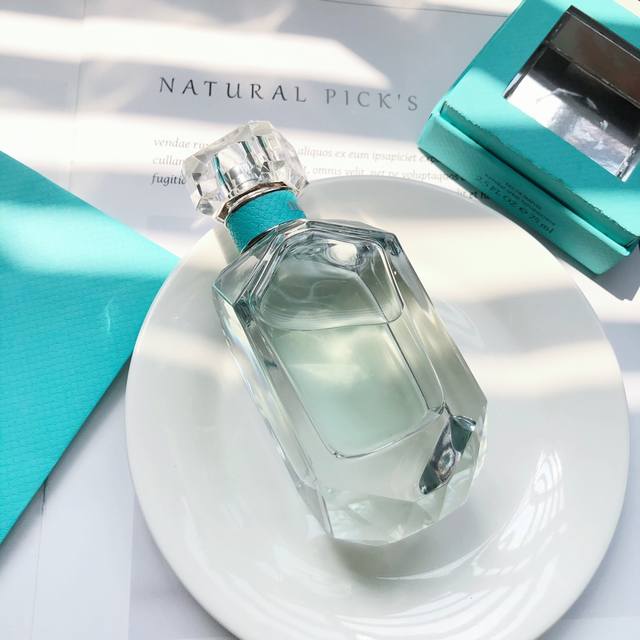 专柜品质Tiffany &Co. 蒂芙尼女士香氛合作款经典钻石香水75Ml Tiffany 主打钻石系列的品牌，这款香水的喷头外形结合了钻石元素，瓶身设计也是简