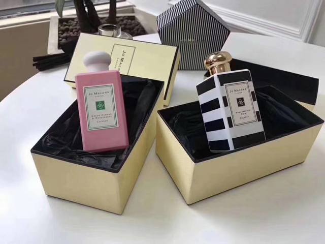 专柜品质祖马龙圣诞限定香水 Ml2款现货黑石榴-绿杏仁，黑白条纹的瓶身。这款是祖马龙家的常态香，今年圣诞节出的是限量收藏版包装，据说全台湾只有 瓶。这支是混合了