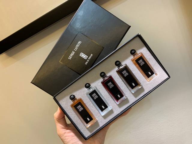 专柜品质芦丹氏香水小样礼盒套装Q版5Ml 五个味道： 1橙色苏丹 2孤儿怨 3柏林少女 4北非东风 5橙花 送礼自用非常适合 平时放包包里非常方便 小巧