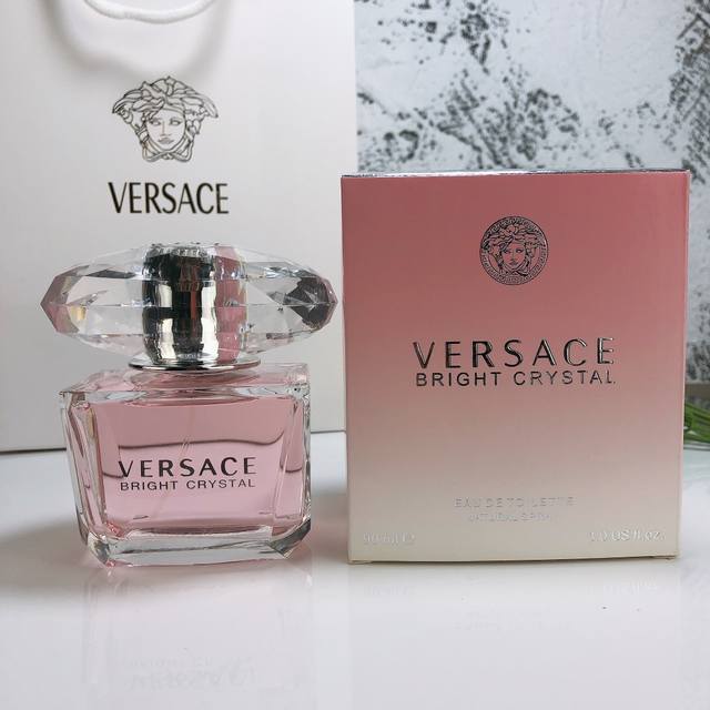 专柜品质范思哲粉钻香水90Ml 香调 ：清新花果香调 前味 ：石榴, 柚子 中味 ：木兰, 莲花, 牡丹 后味 ：琥珀, Musks, 桃花心木
