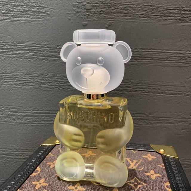 专柜品质品名：Moschino梦仙奴 泰迪熊香水味道：少女香留香：5小时以上前调：橘子 苹果 木兰中调：牡丹 白醋栗 茉莉后调：檀香木 琥珀木 麝香