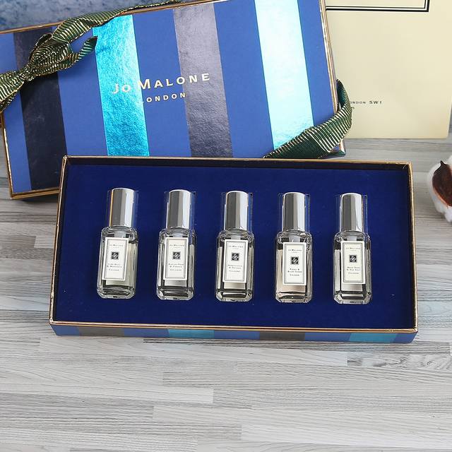 专柜品质祖玛珑圣诞款香水Jo Malone 祖玛珑圣诞限量香氛礼盒9Ml *5 圣诞节礼物推荐五款不同风格的香氛味道，低调优雅,清新自然，让你全部拥有，犒劳幸劳