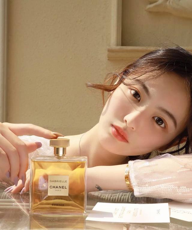 专柜品质我只要纯粹一瓶有态度的嘉柏丽尔天性香水 . . 我不追求极致, 我要纯粹一直认为“纯粹”是个高高在上的词,因为挣脱桎梏, 纯粹一词才能被定义.似乎将享乐