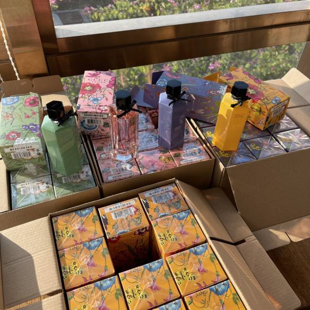 专柜品质小古家的香水好像没怎么给大家推荐，但这个牌子绝对是很多女生的心头好，有很多经典的系列推出，今天给大家介绍的这款是源于摩洛哥王妃格雷丝的花之舞系列的淡香水
