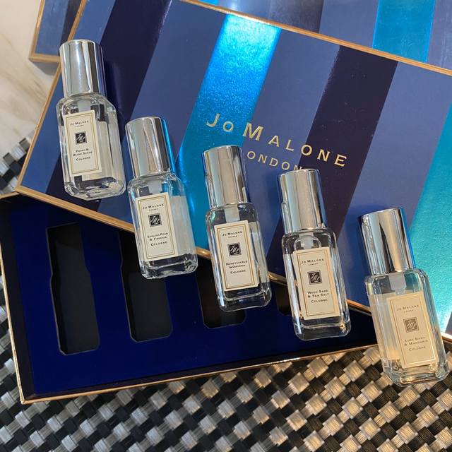 专柜品质Jo Malone 祖马龙限量版香水 蓝盒出行携带方便，每个自带喷头，没有试过她家香水的买这个就对了！其实个人觉得这个还比圣诞当时的包装好看！简约大方！