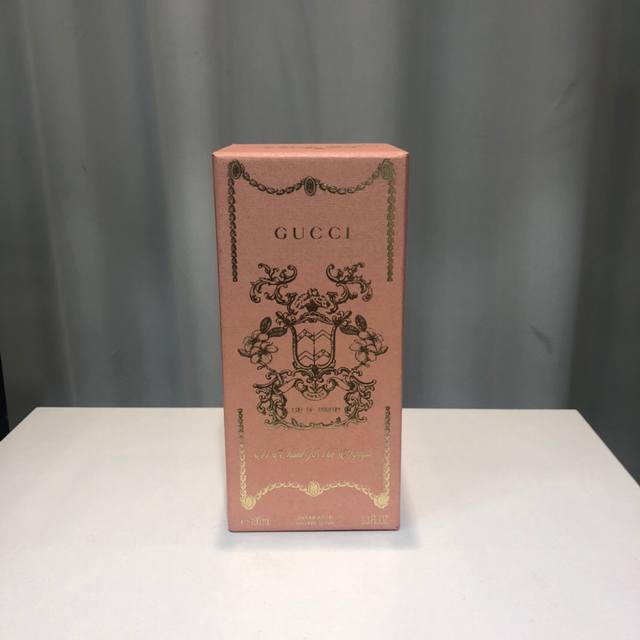 专柜品质 仙女颂♀这是一款由充满茂盛花朵的热带森林所启发的芬兰木香香水灵感来自于古董药剂师♀木制货架上展示的第一个香水容器 香水被封存在一个珍贵的粉红色漆玻璃瓶