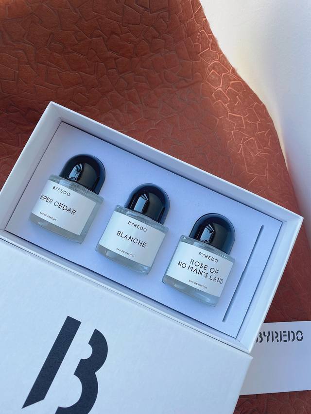 专柜品质每瓶火到出圈的香水都配有一句让人过耳不忘的文案，Byredo的无人区玫瑰也不例外。他说: 在我贫瘠的土地上，你是最后一朵玫瑰。″但是百瑞德的价格P我真的