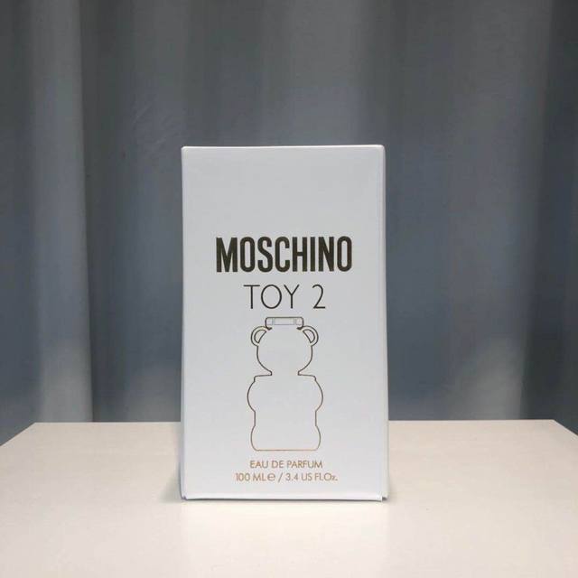 专柜品质品名：Moschino默斯奇诺 泰迪熊香水 Ml品牌：默斯奇诺 属性：女香香调：木质花香调前调：橘子 苹果 木兰中调：牡丹 白醋栗 茉莉后调：檀香木 琥